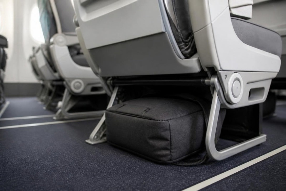 Sac de voyage souple glissé sous un siège d'avion, format bagage cabine Ryanair