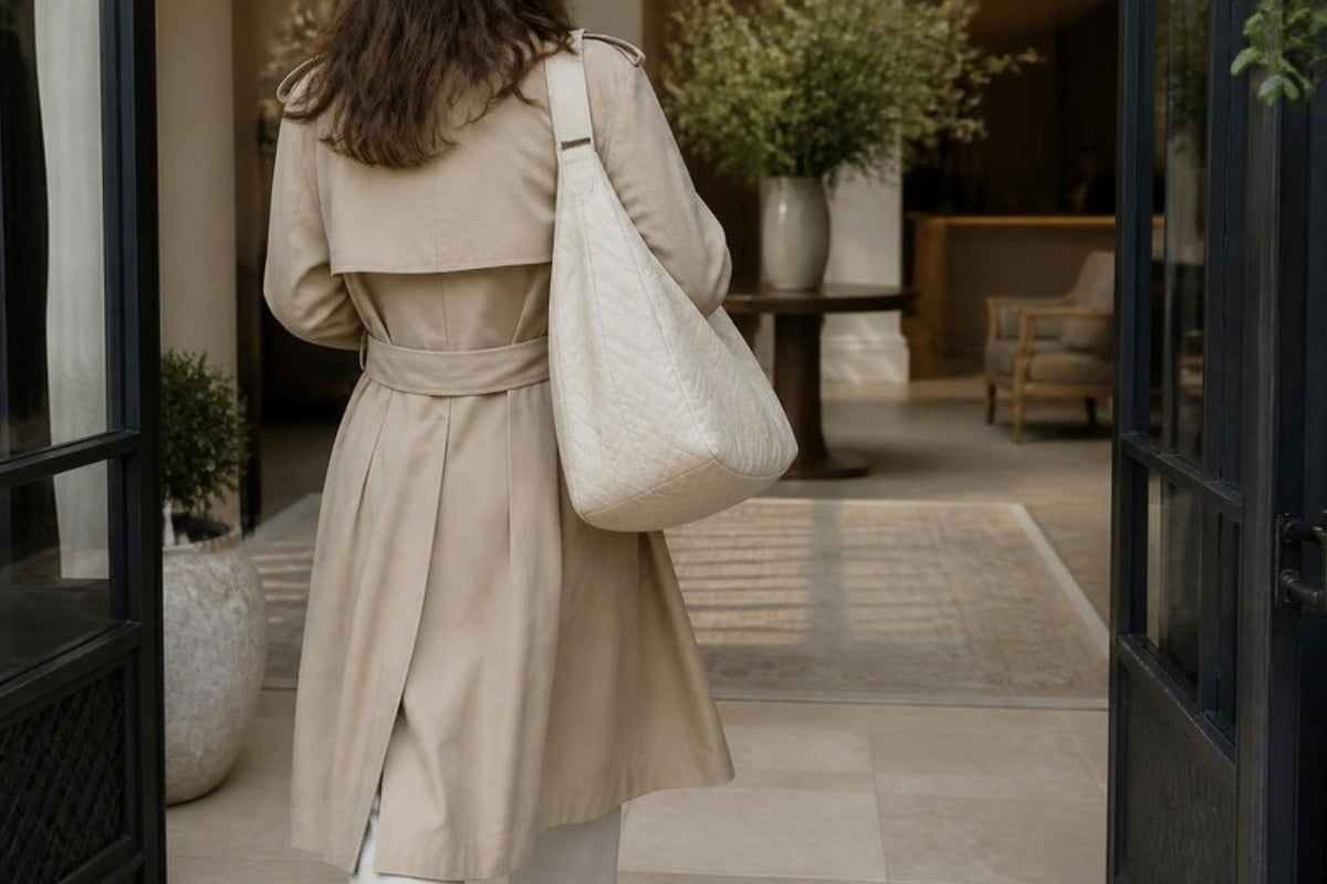 Femme portant un sac de voyage week-end à l'épaule à l'entrée d'un hôtel
