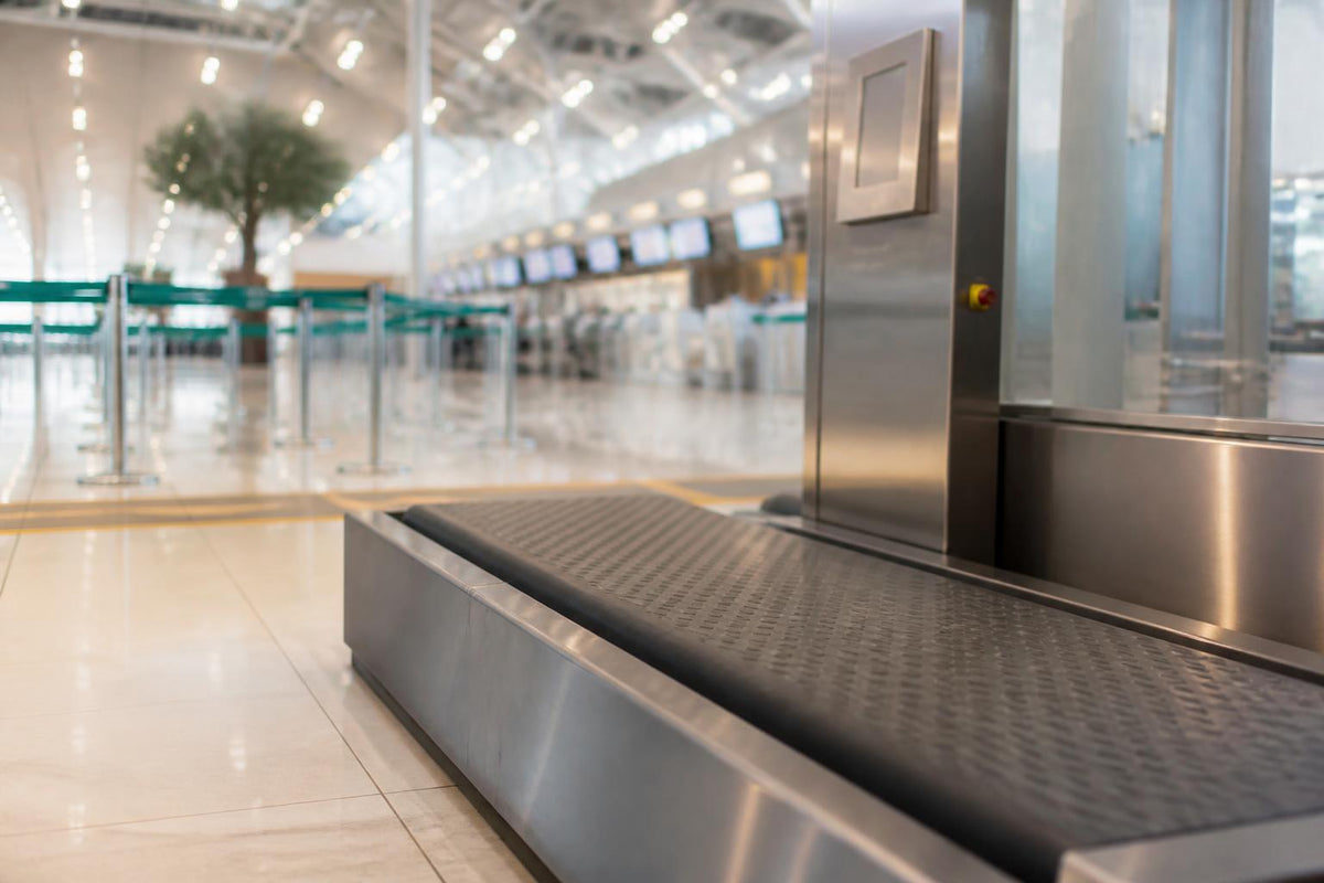 Ambiance d'aéroport pour préparer un bagage en soute de 23 kg