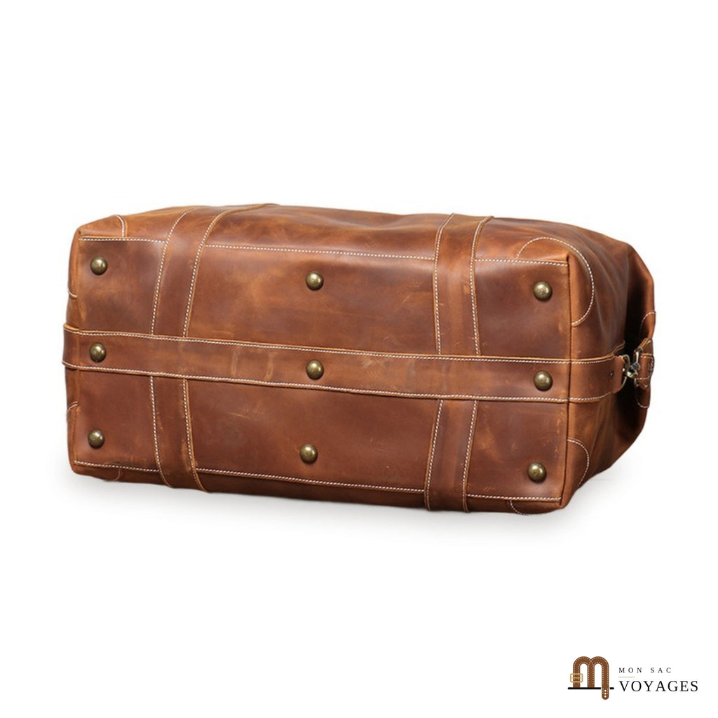 Dessous du sac de voyage cuir Routard avec neuf clous en métal