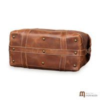 Dessous du sac de voyage cuir Routard avec neuf clous en métal