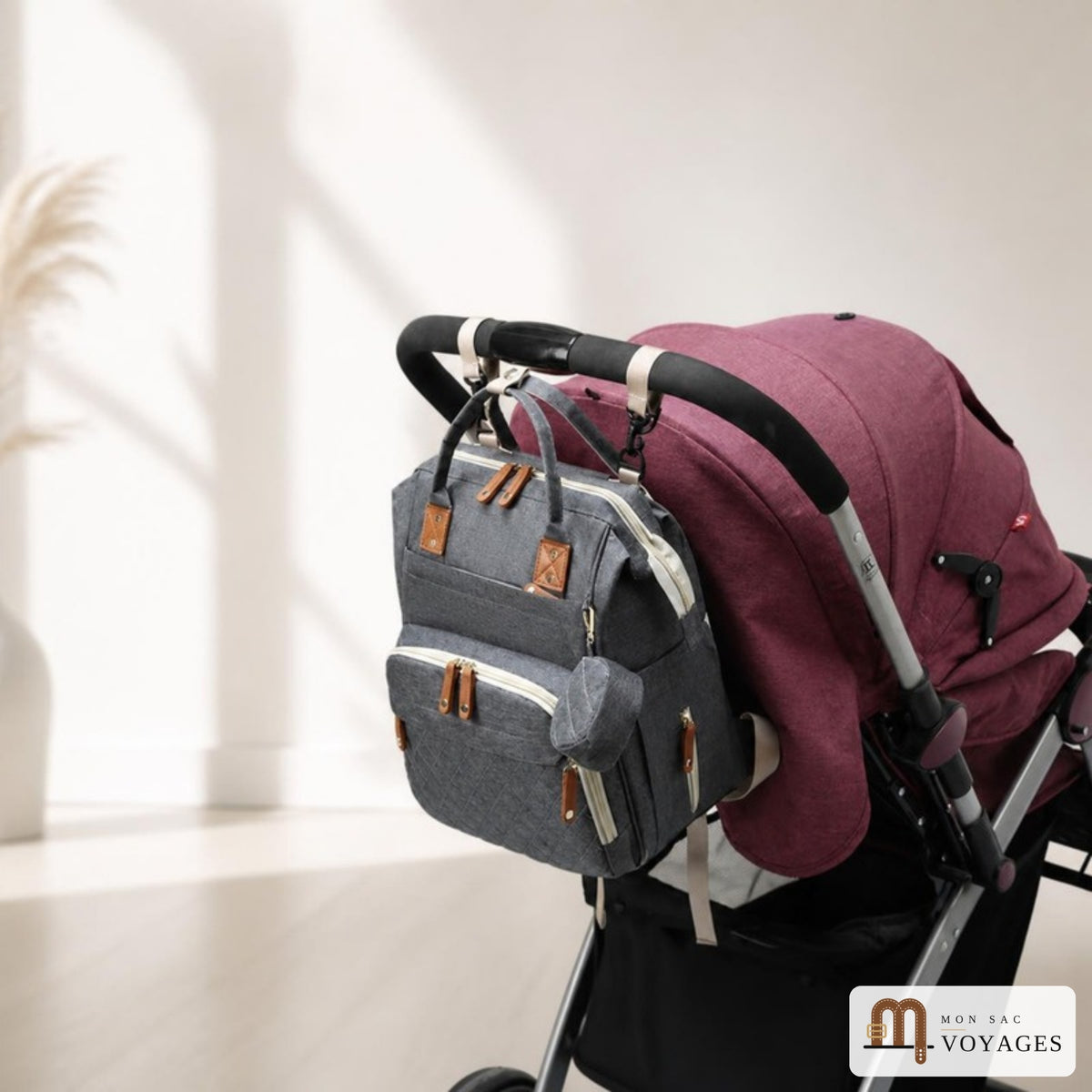 Sac à langer Cocon accroché à une poussette avec ses attaches