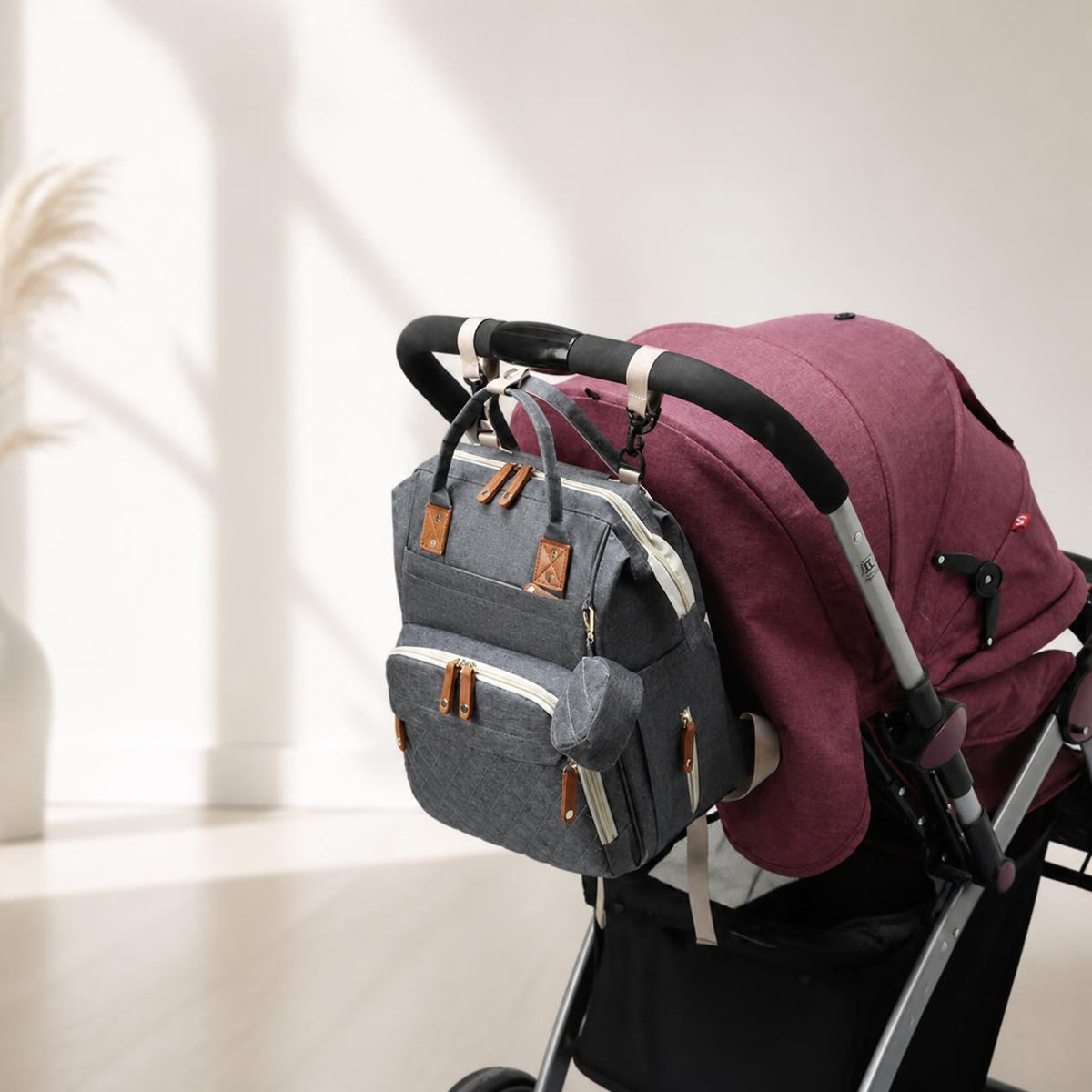 Pack Famille : sac à langer Cocon accroché à une poussette