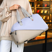 Pack Évasion + Visa : sac Évasion lilas et beige porté à la main