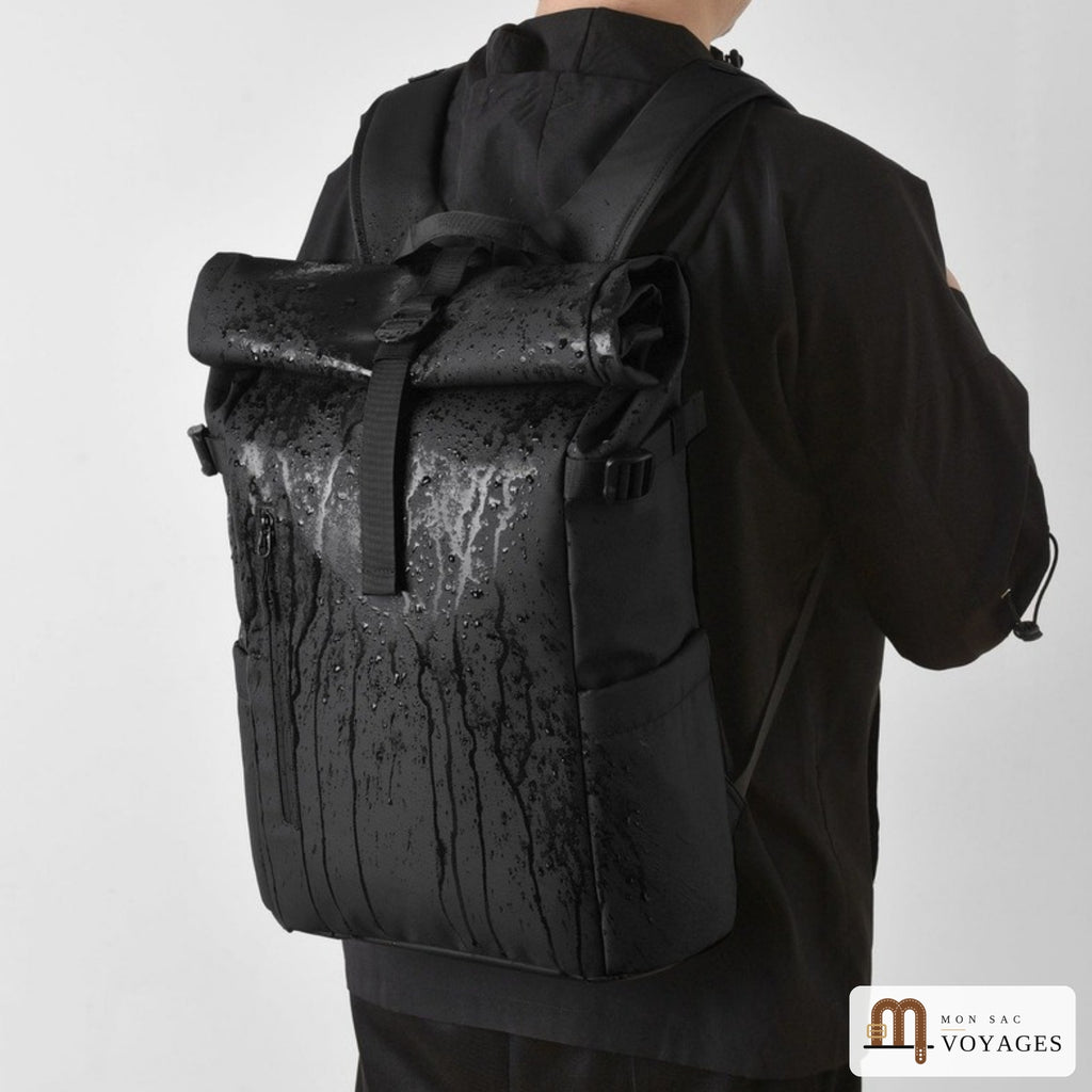 Sac à dos Citadin noir sous la pluie, l'eau perle sur le tissu