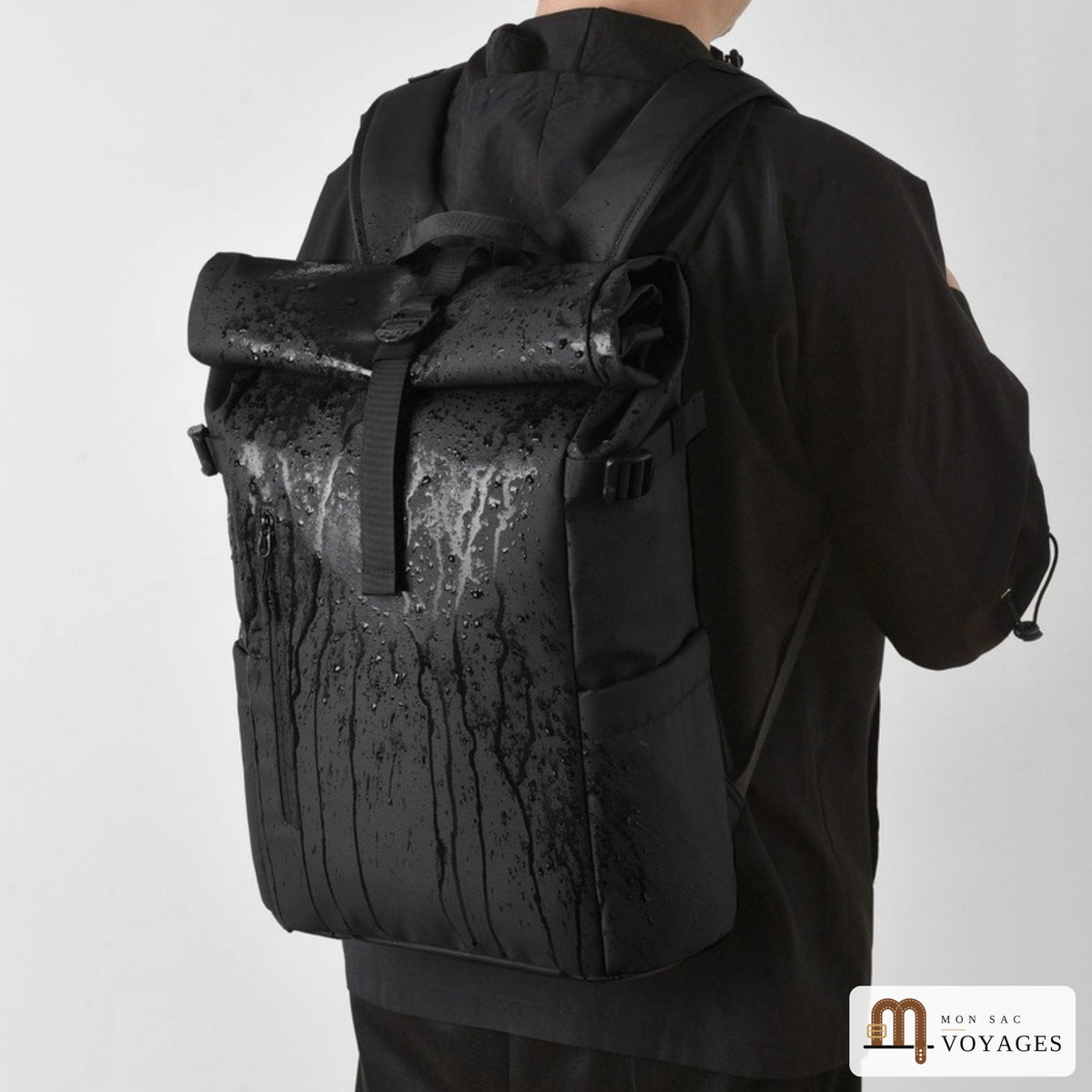 Sac à dos Citadin noir sous la pluie, l'eau perle sur le tissu