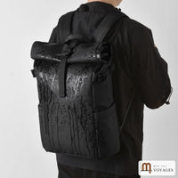 Sac à dos Citadin noir sous la pluie, l'eau perle sur le tissu