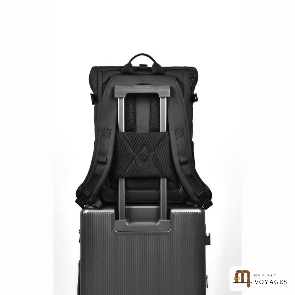 Sac à dos Citadin fixé sur la poignée d'une valise