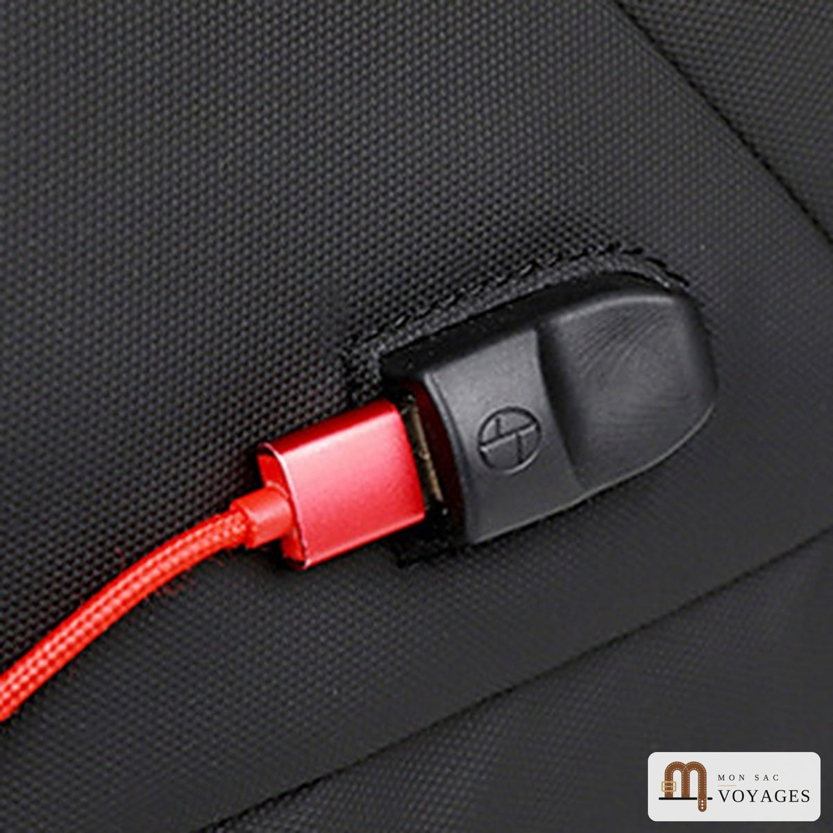 Gros plan du port USB extérieur du sac à dos Escale