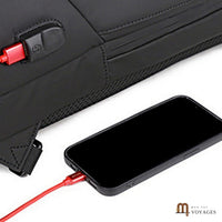 Téléphone en recharge avec le câble USB du sac à dos Escale