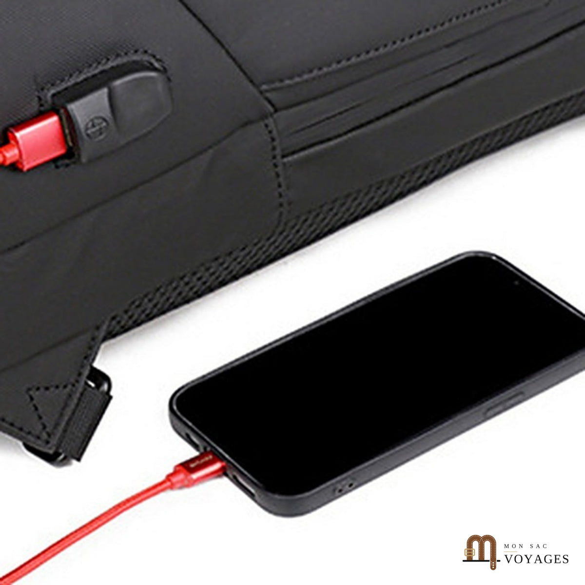 Téléphone en recharge avec le câble USB du sac à dos Escale