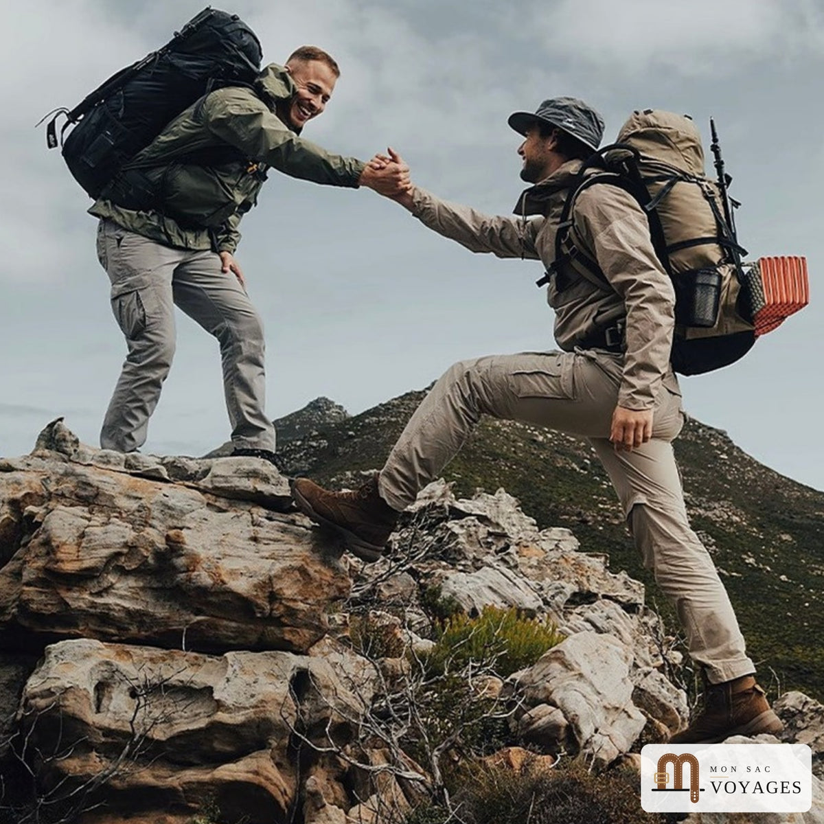 Voyageurs avec sacs à dos de voyage Sentier 70 L en montagne