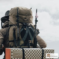 Sac à dos de voyage 70 L avec bâtons de marche et matelas attachés à l'extérieur