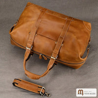 Sac de voyage cuir camel vu du dessus avec sa bandoulière