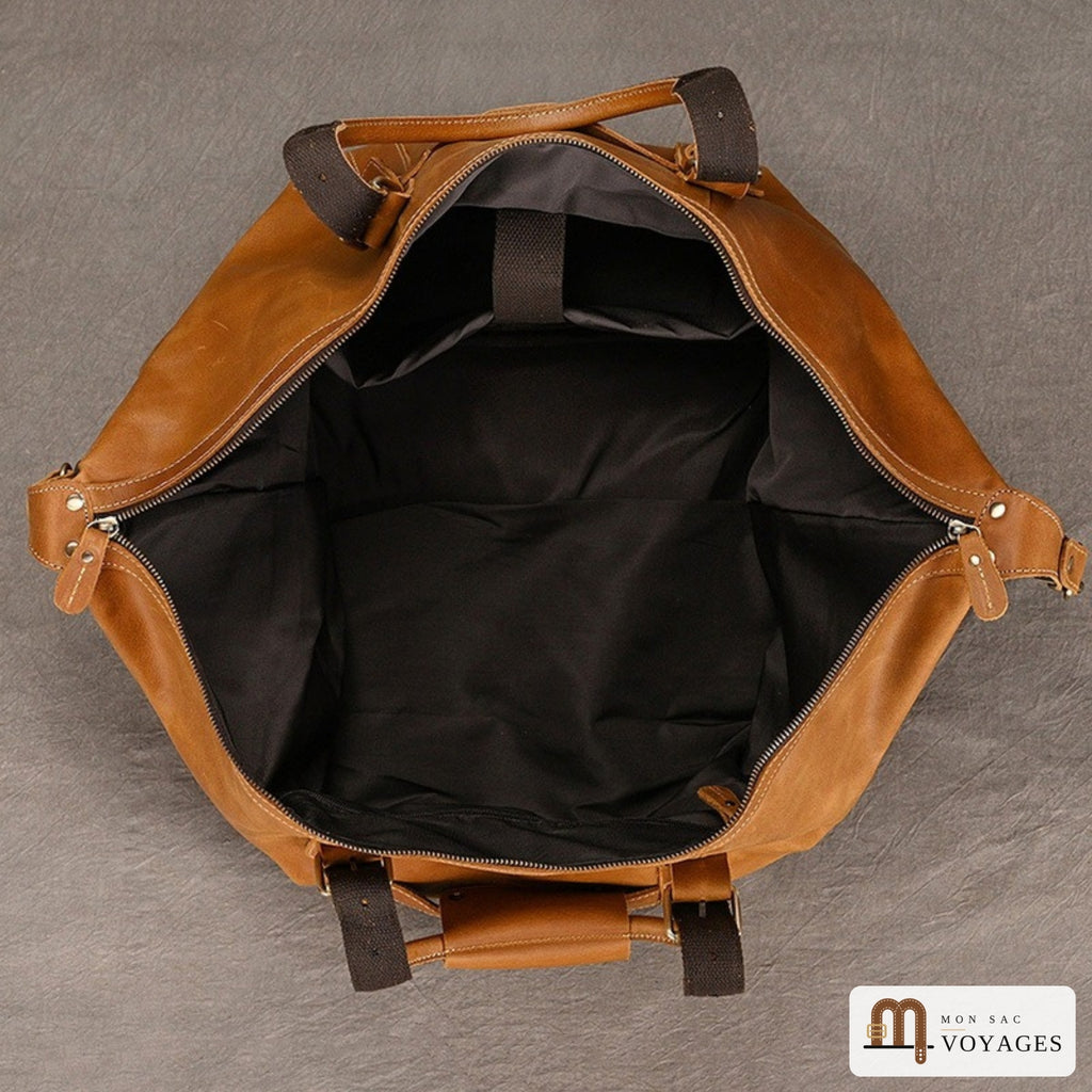 Intérieur ouvert du sac week-end cuir