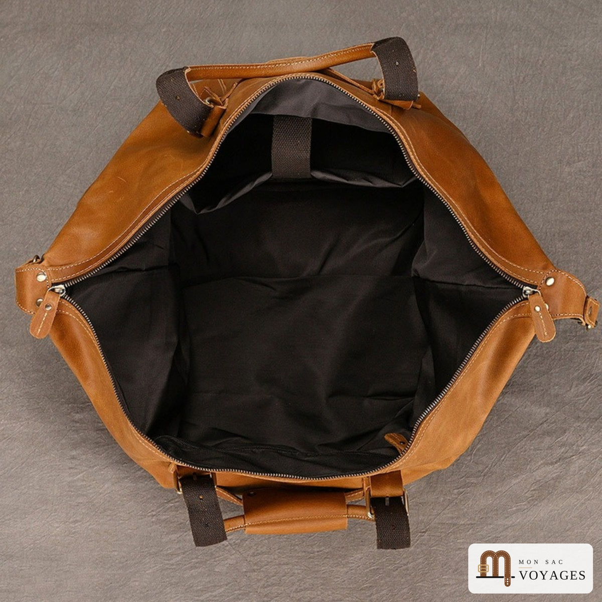 Intérieur ouvert du sac week-end cuir