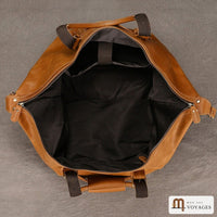 Intérieur ouvert du sac week-end cuir