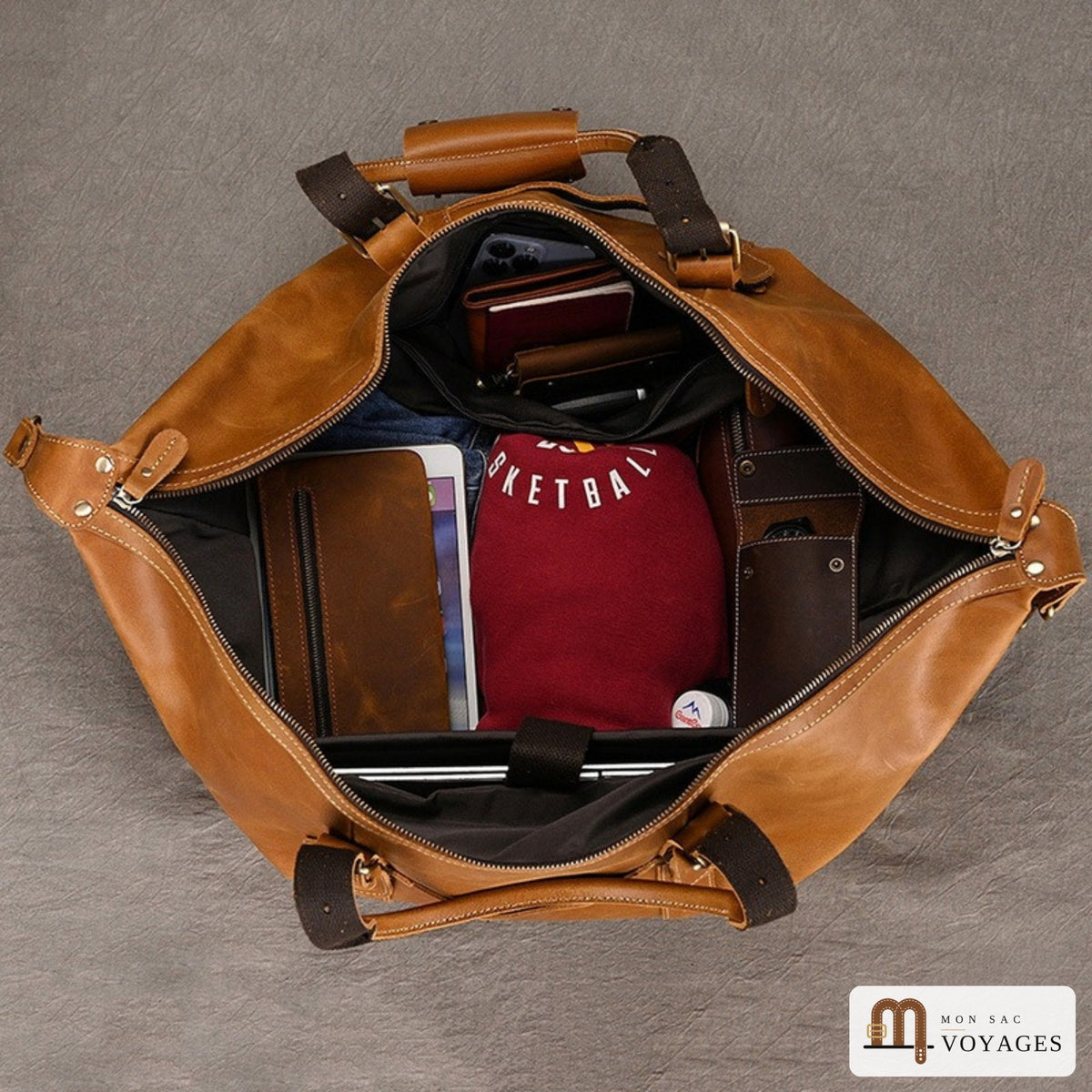 Sac week-end cuir rempli d'affaires de voyage