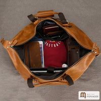 Sac week-end cuir rempli d'affaires de voyage