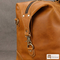 Fermeture latérale et mousqueton du sac en cuir