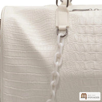 Détail de l'effet croco en relief et de la chaîne du sac Croisette blanc