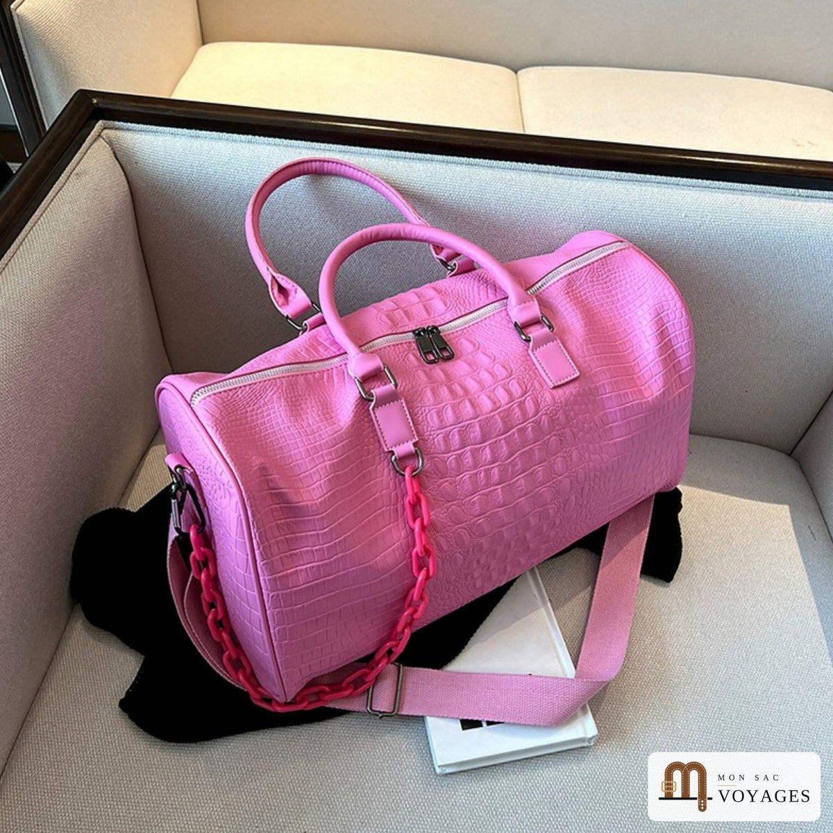 Sac de voyage week-end Croisette rose posé sur un canapé