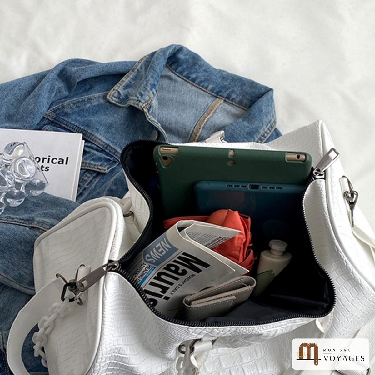Intérieur doublé du sac Croisette ouvert avec tablette, parapluie et magazine