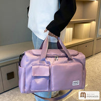 Sac de voyage week-end Capri lilas porté à la main en boutique