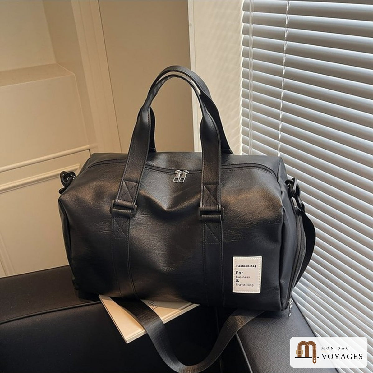 Sac de voyage noir Milano en simili cuir posé de face