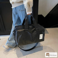 Sac de voyage noir Milano porté à la main