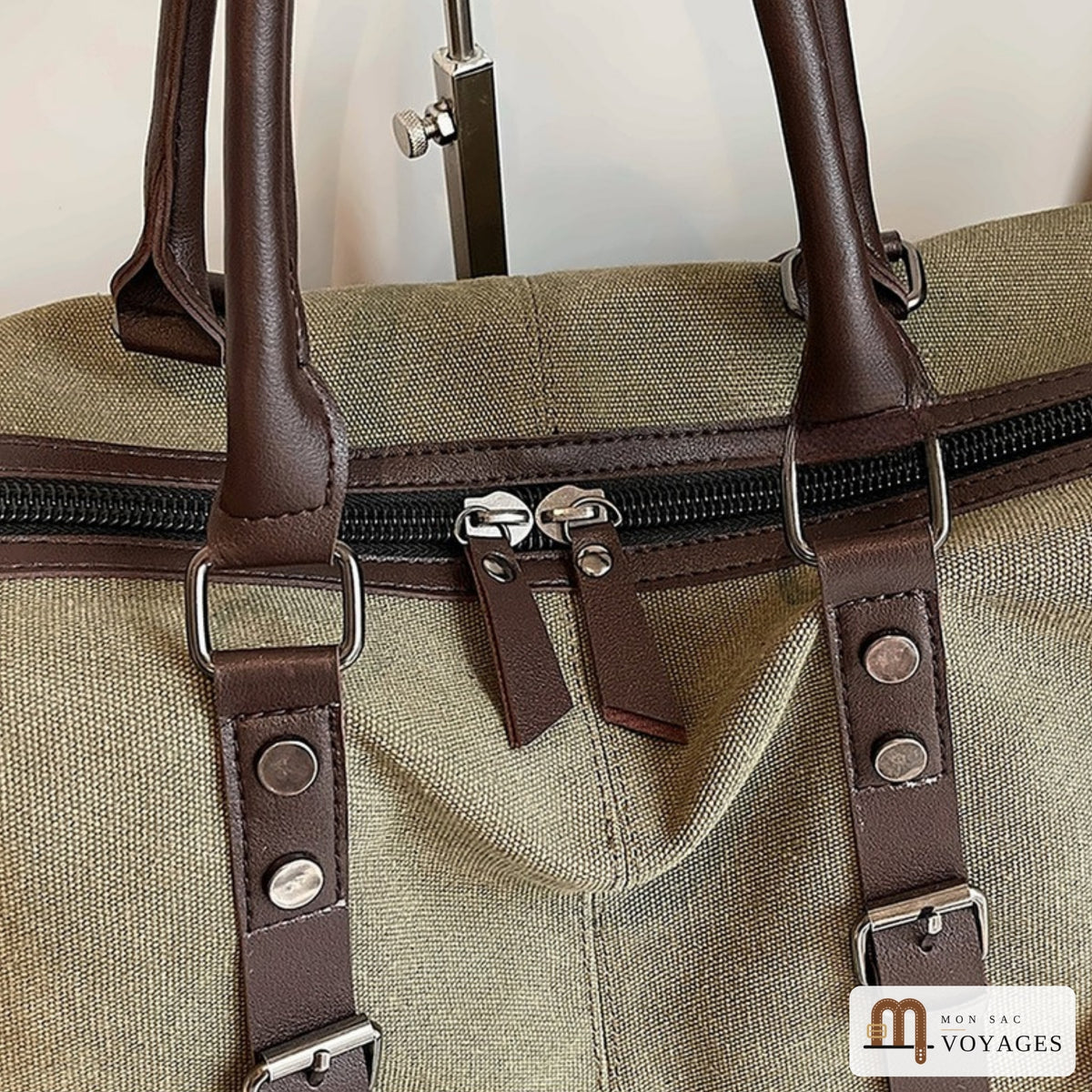 Zip à double curseur et anses du sac de voyage en toile Bivouac