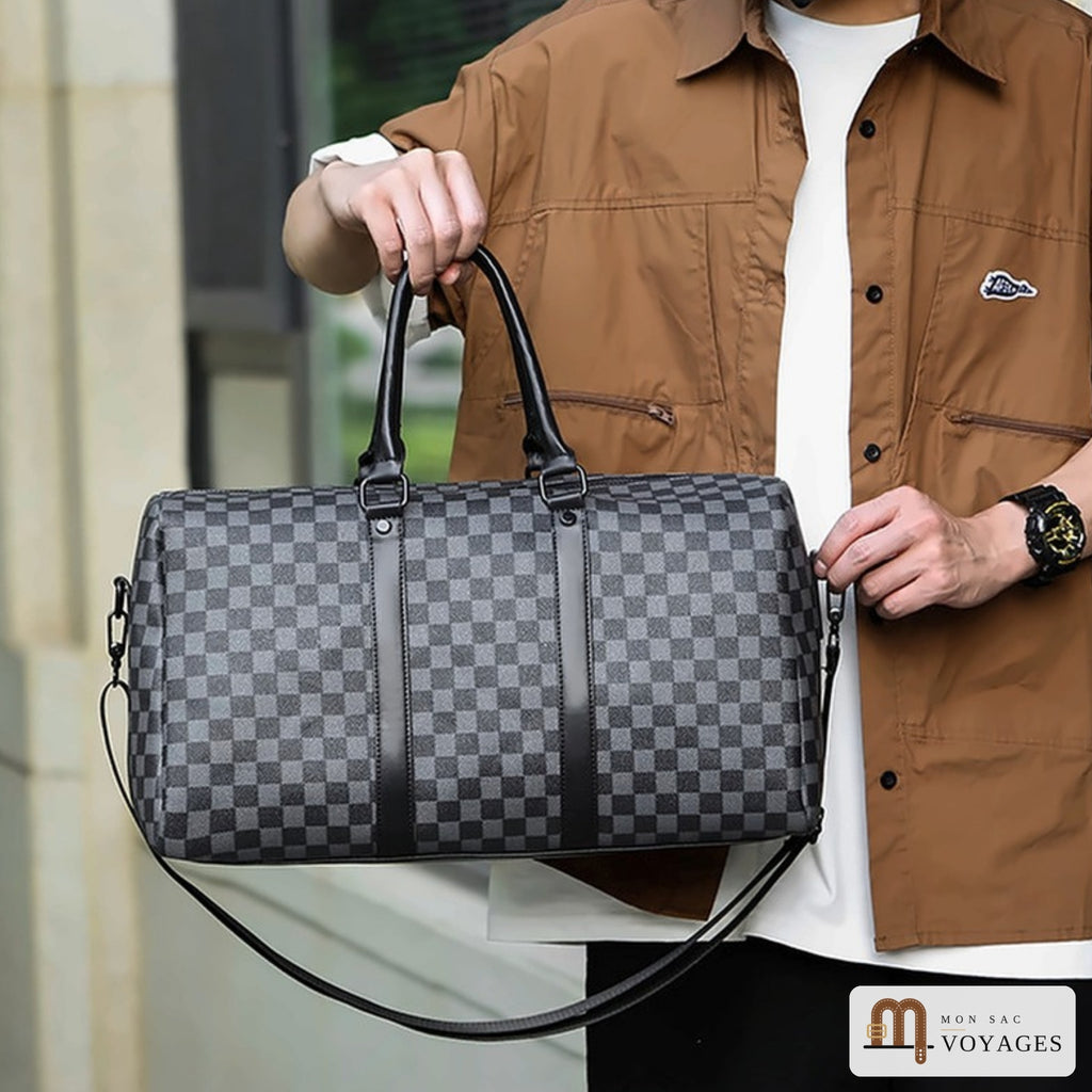 Sac week-end Dandy à carreaux tenu par ses anses, avec sa bandoulière