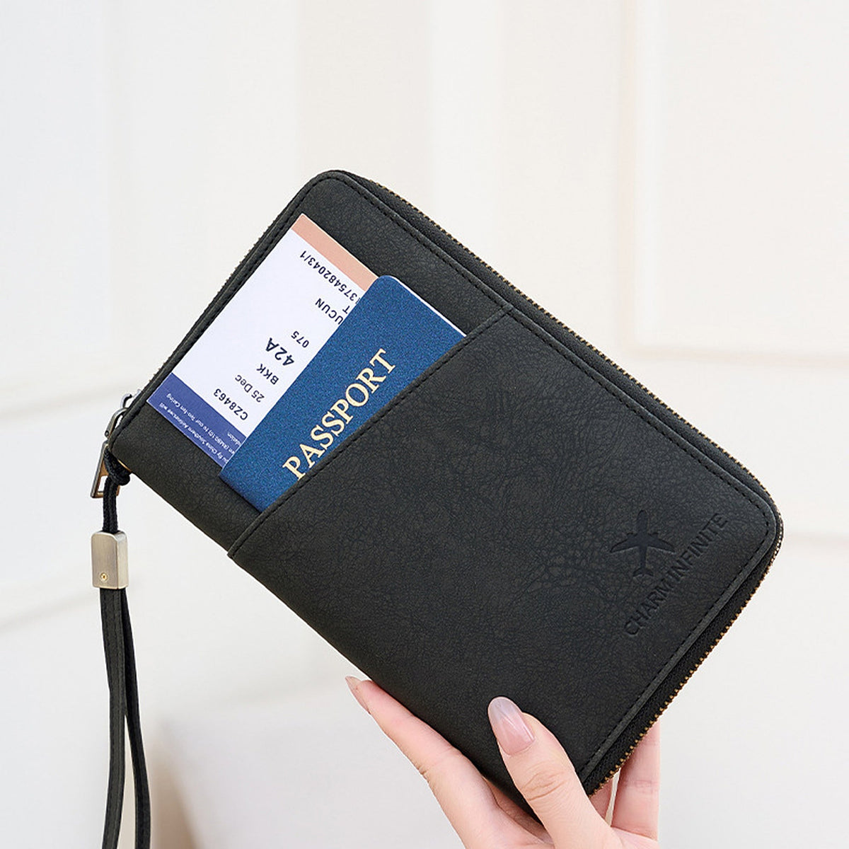 Pack Évasion + Visa : pochette Visa tenue à la main