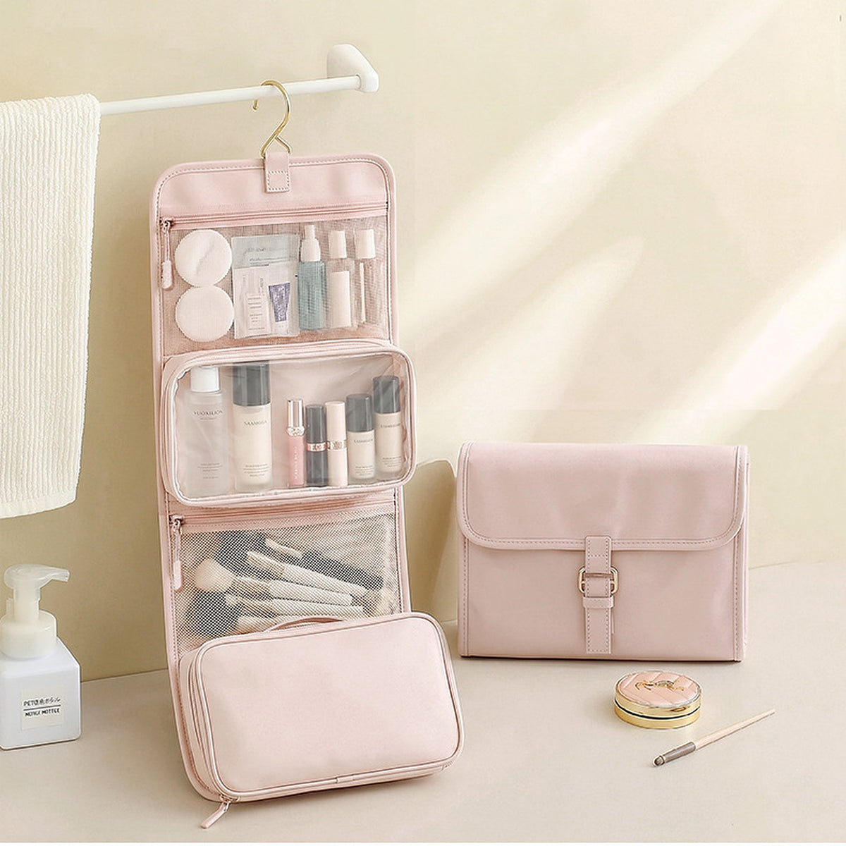 Pack Dolce + Lagune : trousse Lagune accrochée à un porte-serviette
