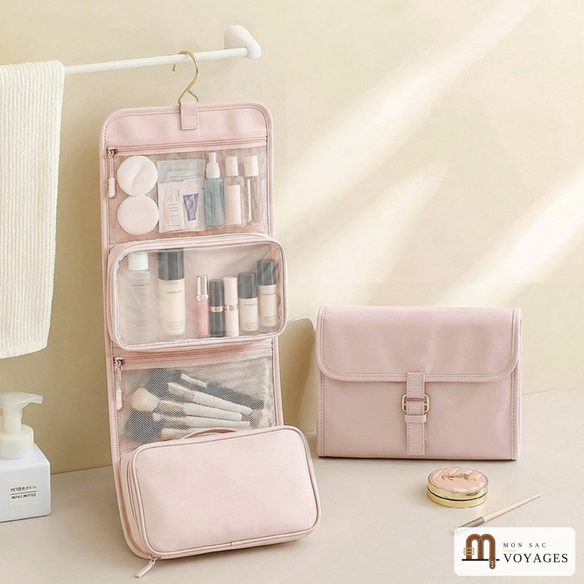 Pack Capri + Lagune : trousse Lagune accrochée à un porte-serviette