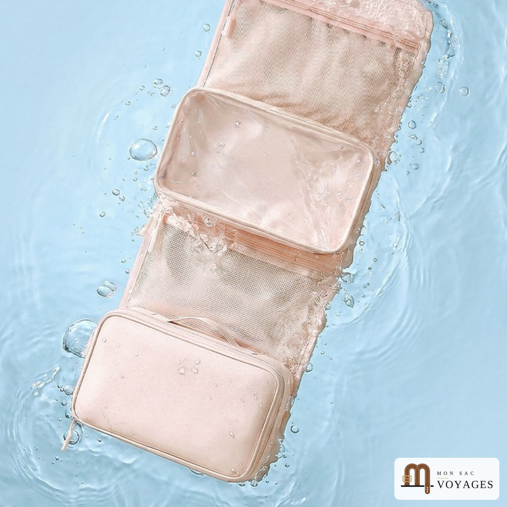 Trousse de toilette Lagune rose pêche dépliée sur l'eau avec des gouttes