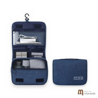 Trousse de toilette suspendue Escale bleu marine, ouverte et pliée, sur fond blanc