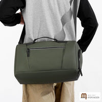 Sac polochon Zénith vert militaire porté en bandoulière, poche avant zippée