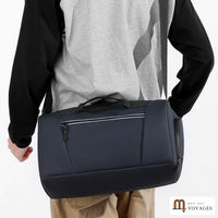 Sac polochon Zénith bleu marine porté en bandoulière, poche avant zippée