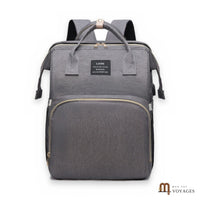 Sac à langer sac à dos Nid gris avec lit bébé pliable, sur fond blanc