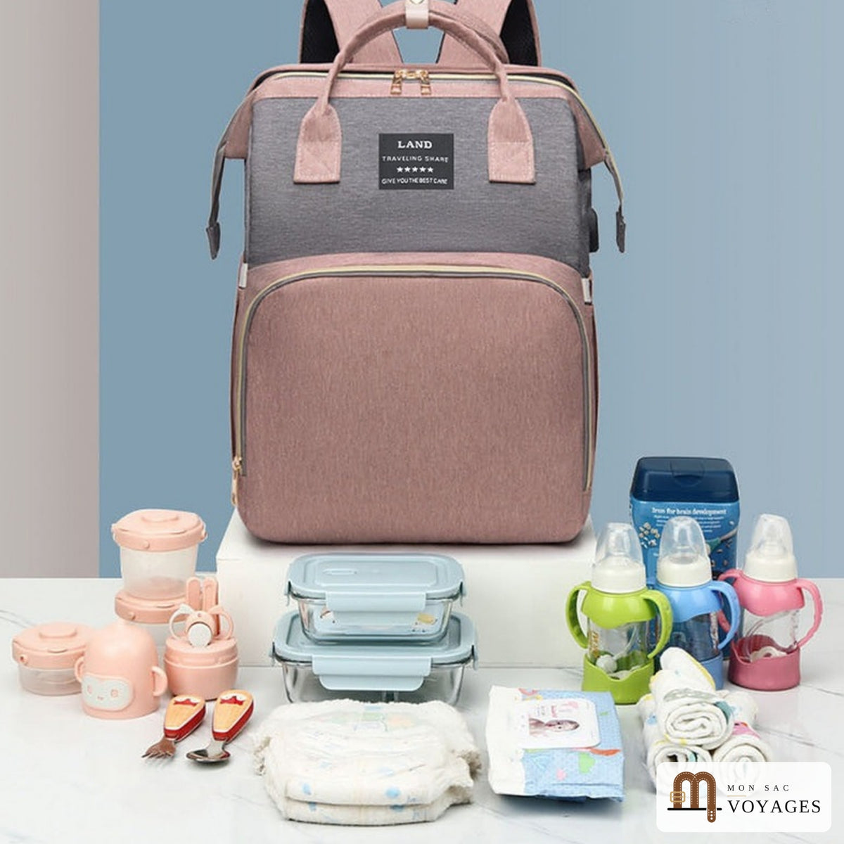 Sac à dos à langer Nid avec biberons, couches, lingettes et accessoires de bébé rangés devant